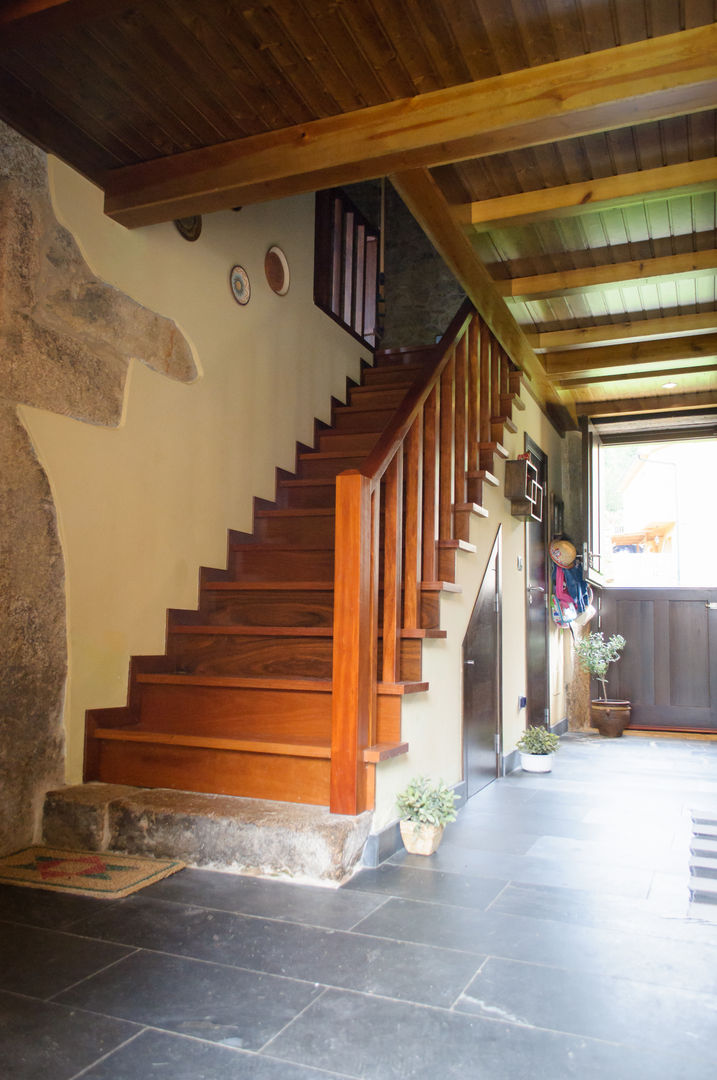 Rehabilitación en Laracha, Intra Arquitectos Intra Arquitectos Country style corridor, hallway & stairs