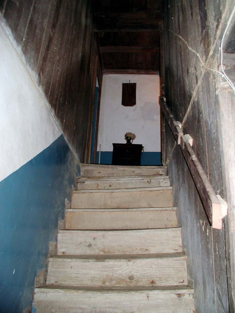 Rehabilitación en Laracha, Intra Arquitectos Intra Arquitectos Country style corridor, hallway & stairs
