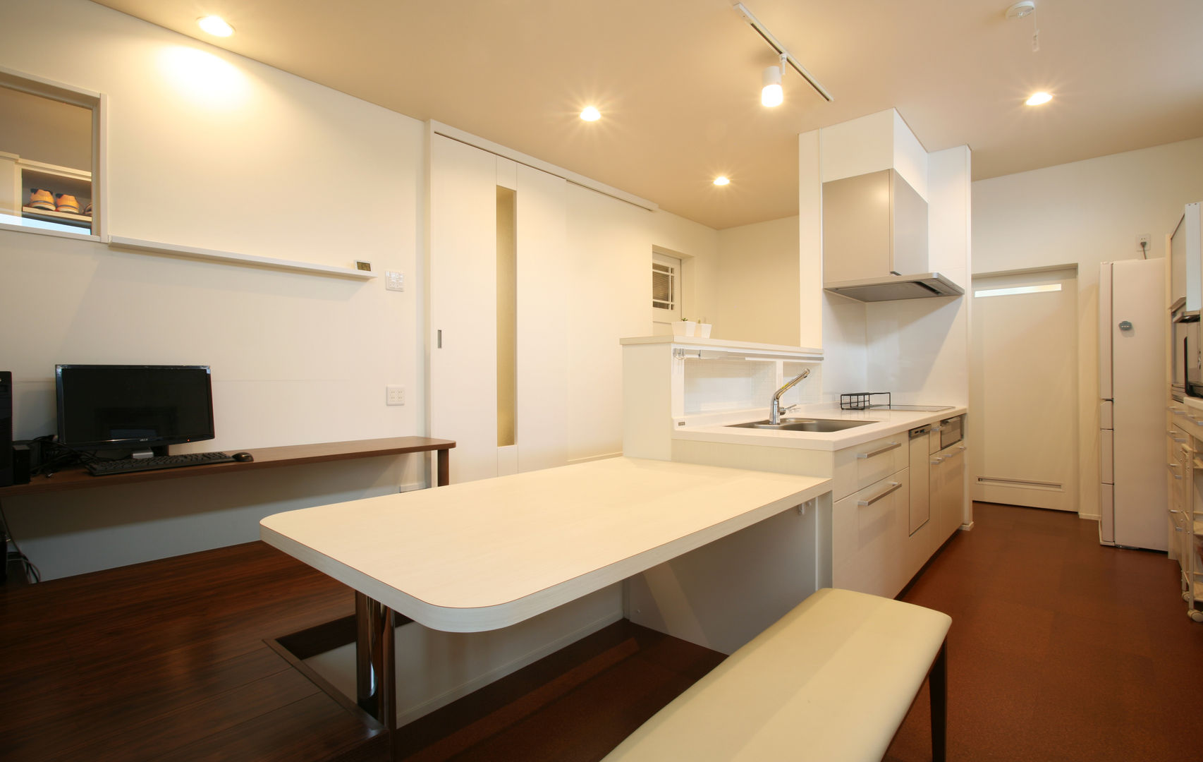 小上りのある家, 吉田設計＋アトリエアジュール 吉田設計＋アトリエアジュール Modern kitchen