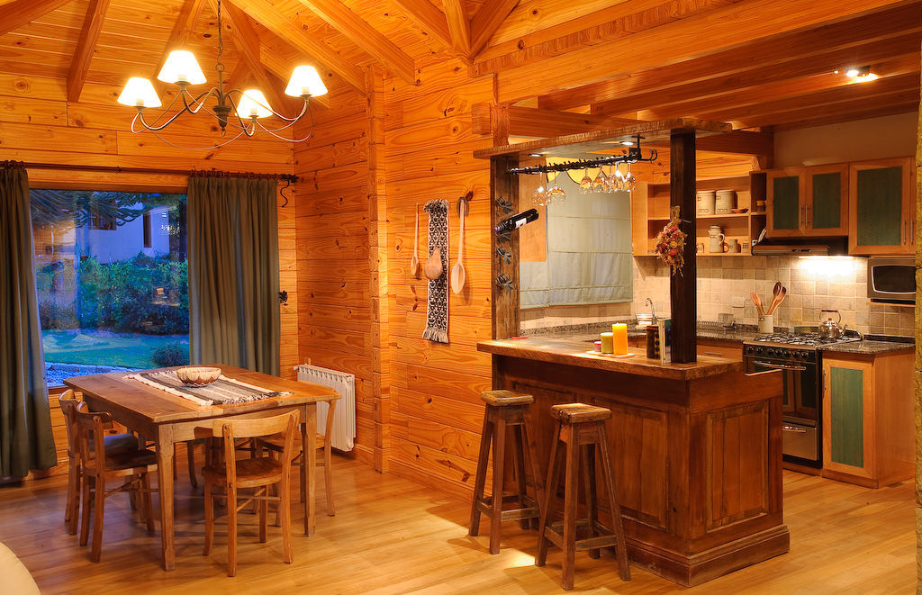 Casa Amancay Ι San Martín de los Andes, Neuquén. Argentina., Patagonia Log Homes - Arquitectos - Neuquén Patagonia Log Homes - Arquitectos - Neuquén Country style dining room Wood Wood effect