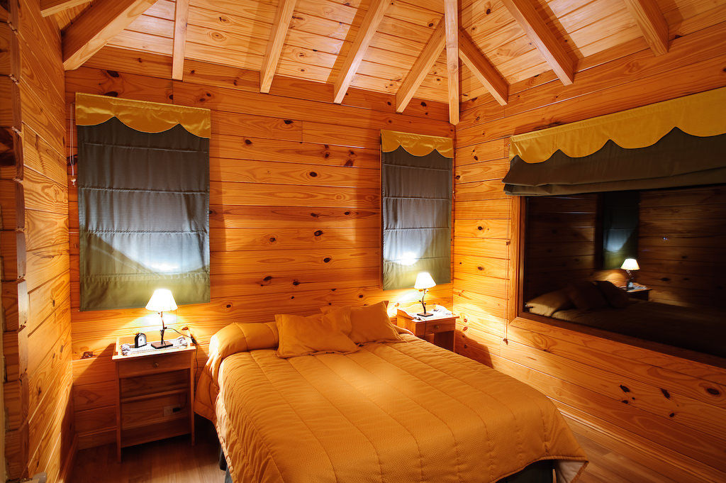 Casa Amancay Ι San Martín de los Andes, Neuquén. Argentina., Patagonia Log Homes - Arquitectos - Neuquén Patagonia Log Homes - Arquitectos - Neuquén Country style bedroom Wood Wood effect