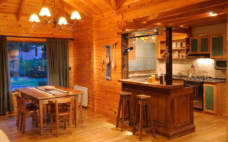 Otros interiores de Patagonia Log Homes, Patagonia Log Homes - Arquitectos - Neuquén Patagonia Log Homes - Arquitectos - Neuquén Esszimmer im Landhausstil Holz Holznachbildung