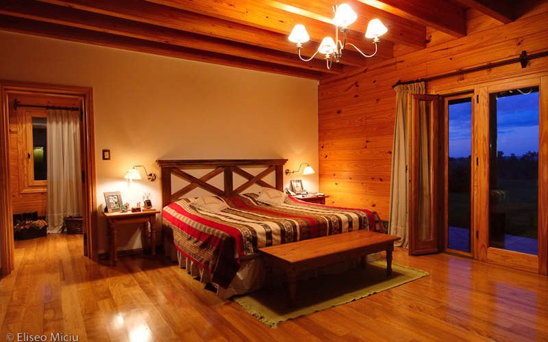 Otros interiores de Patagonia Log Homes, Patagonia Log Homes - Arquitectos - Neuquén Patagonia Log Homes - Arquitectos - Neuquén Country style bedroom Wood Wood effect