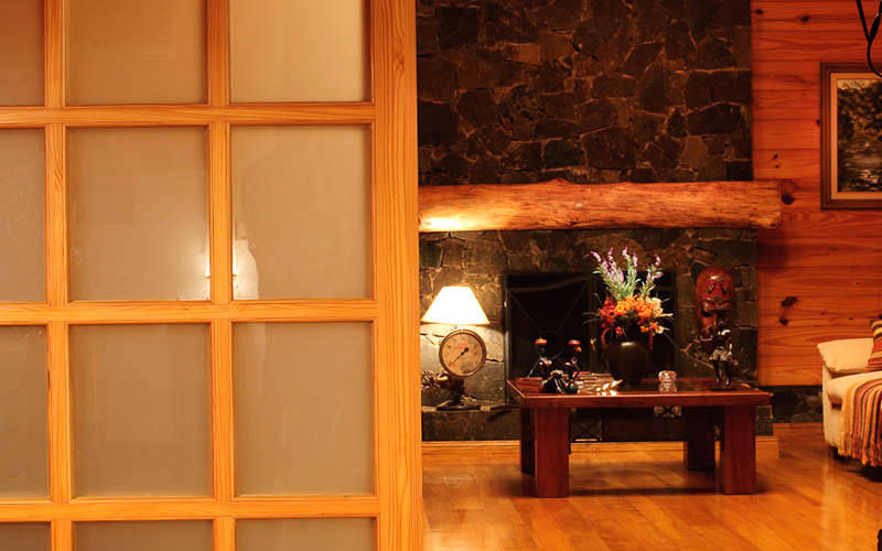 Otros interiores de Patagonia Log Homes, Patagonia Log Homes - Arquitectos - Neuquén Patagonia Log Homes - Arquitectos - Neuquén Phòng khách phong cách đồng quê Gỗ Wood effect