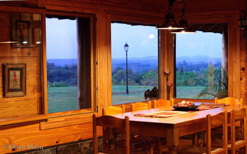 Otros interiores de Patagonia Log Homes, Patagonia Log Homes - Arquitectos - Neuquén Patagonia Log Homes - Arquitectos - Neuquén Salas de jantar campestres Madeira Acabamento em madeira