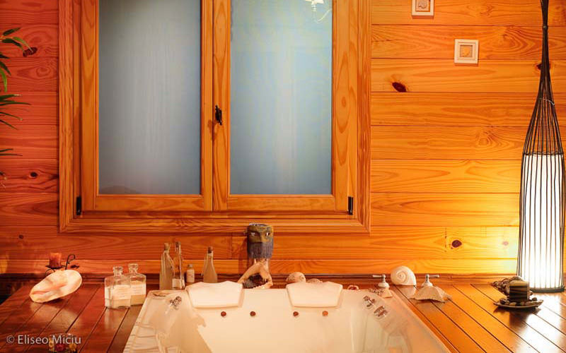 Otros interiores de Patagonia Log Homes, Patagonia Log Homes - Arquitectos - Neuquén Patagonia Log Homes - Arquitectos - Neuquén Country style bathroom Wood Wood effect