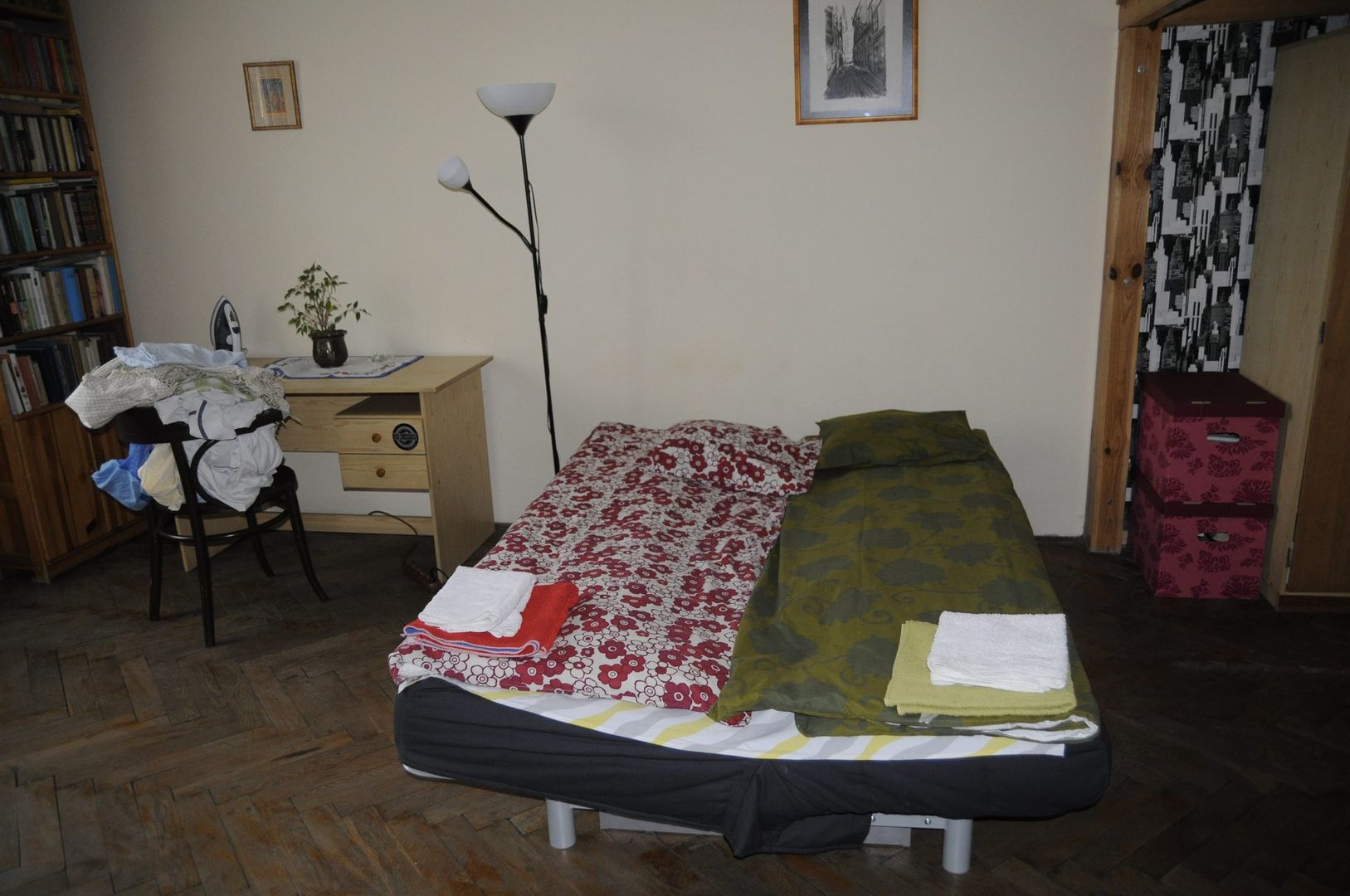 Sypialnia przed home stagingiem Sceny Domowe