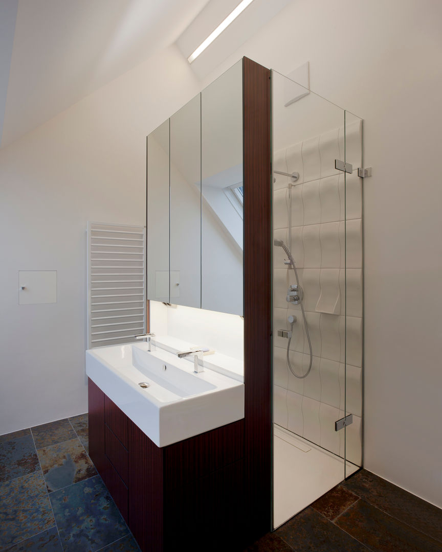 Wohnung D., schröckenfuchs∞architektur schröckenfuchs∞architektur Bagno eclettico Porcellana