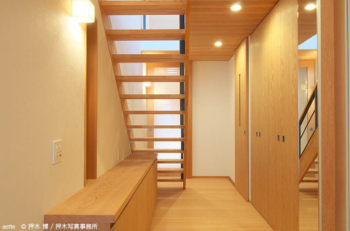 aette, 竹内建築デザインスタジオ 竹内建築デザインスタジオ オリジナルスタイルの 玄関&廊下&階段