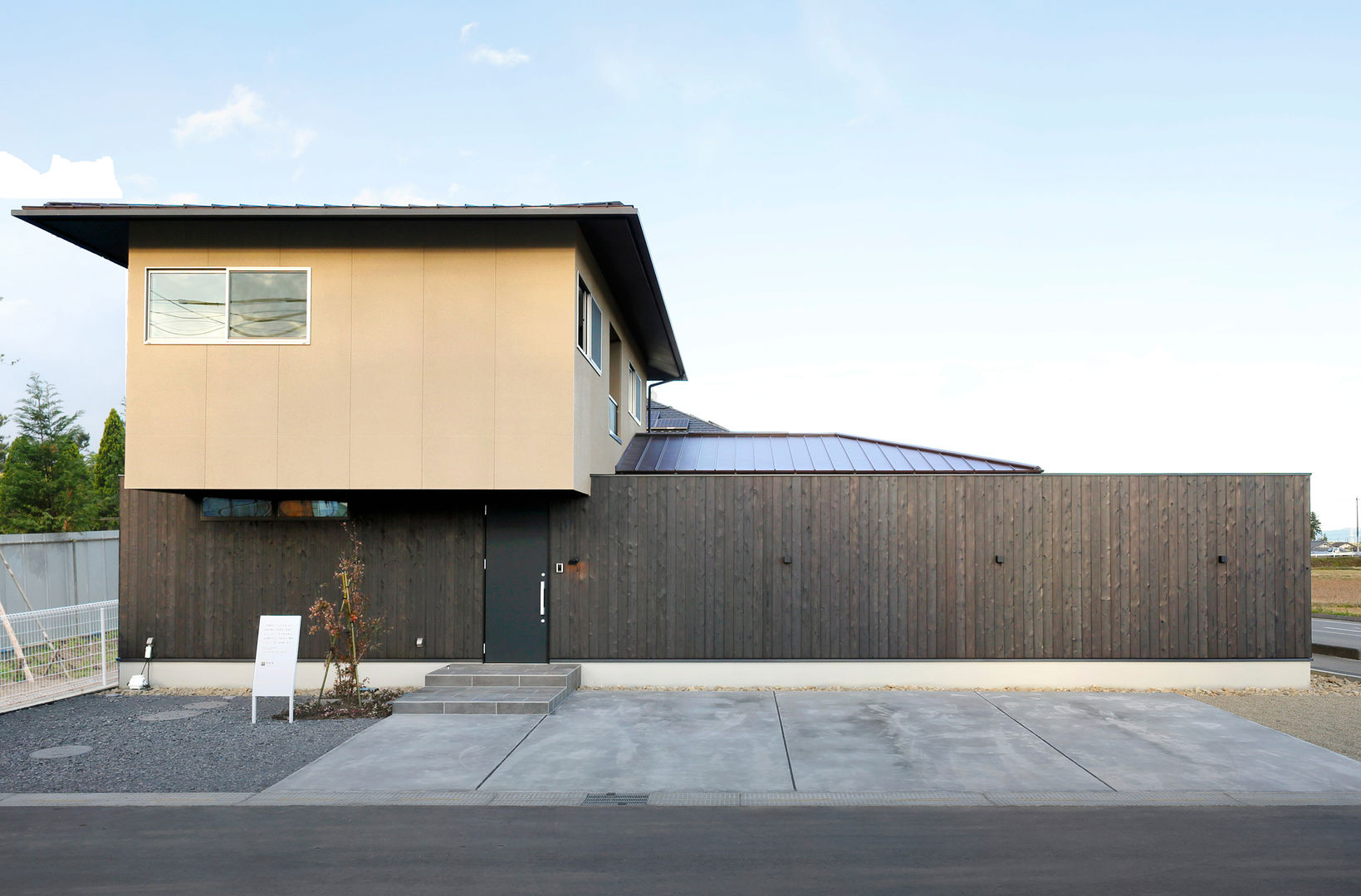 正方形屋根と直行する板塀の外観フォルム homify 日本家屋・アジアの家