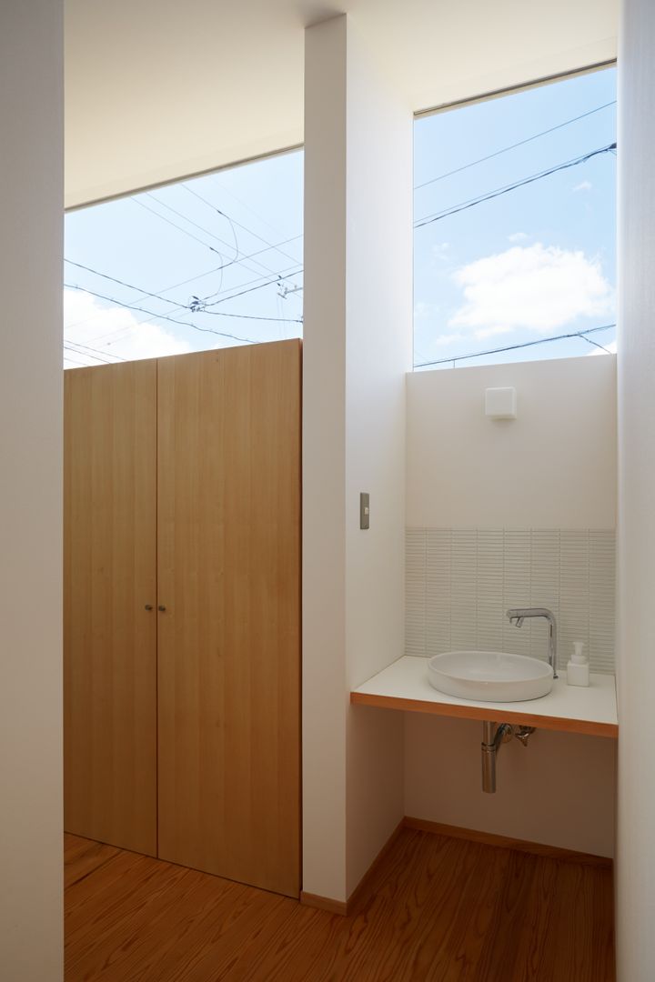 ふたつのコートを持つ家, toki Architect design office toki Architect design office Modern Banyo Ahşap Ahşap rengi