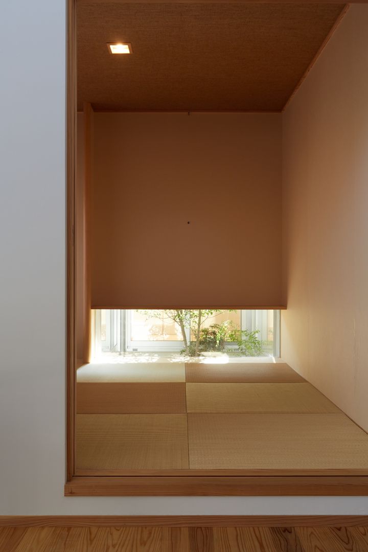 ふたつのコートを持つ家, toki Architect design office toki Architect design office 和風の 寝室 竹 緑 和室,畳