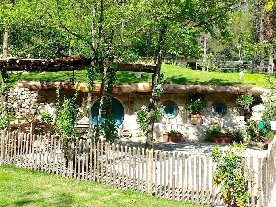 TANIERE DE BILBO LE HOBBIT à FLAYOSC (var) , Cabanes du Varon Cabanes du Varon Jardin méditerranéen Plantes et accessoires