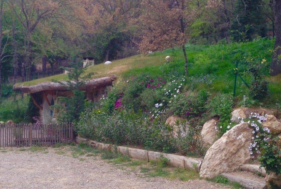 TANIERE DE BILBO LE HOBBIT à FLAYOSC (var) , Cabanes du Varon Cabanes du Varon Varandas, marquises e terraços mediterrânicos Plantas e flores