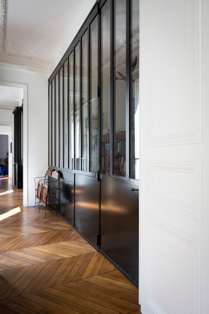 Appartement Haussmannien, MELANIE LALLEMAND ARCHITECTURES MELANIE LALLEMAND ARCHITECTURES Industrial style corridor, hallway and stairs