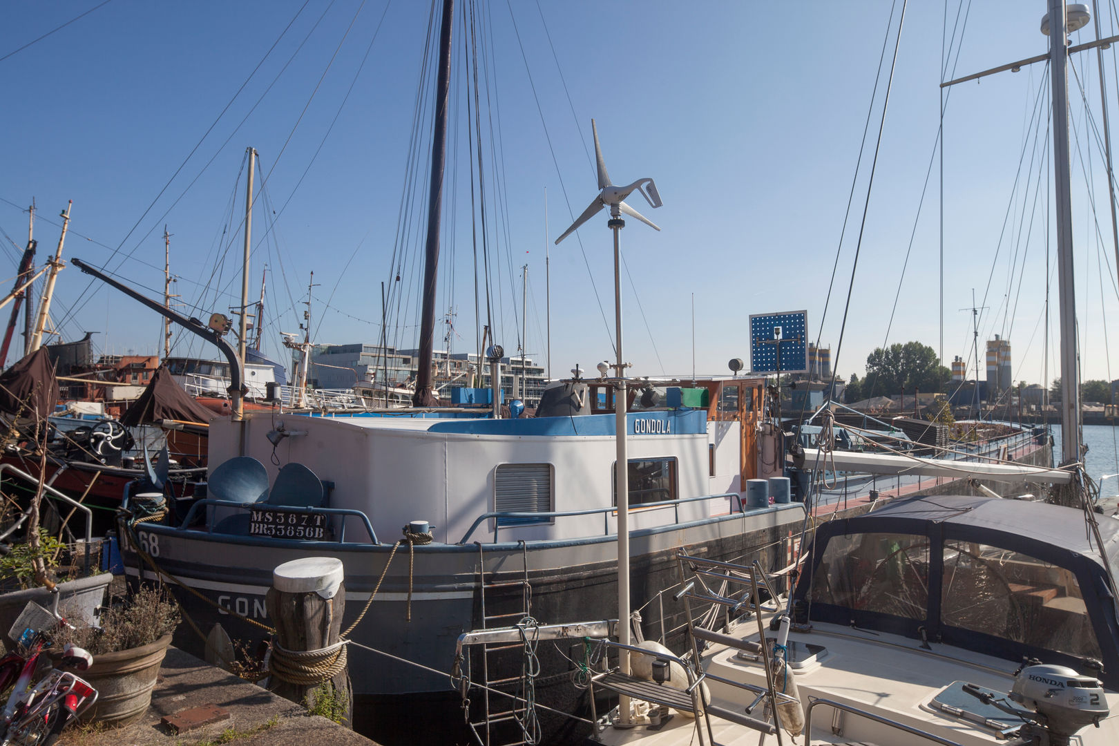 WOONSCHIP LA GONDOLA, HOYT architecten HOYT architecten يخوت وطائرات