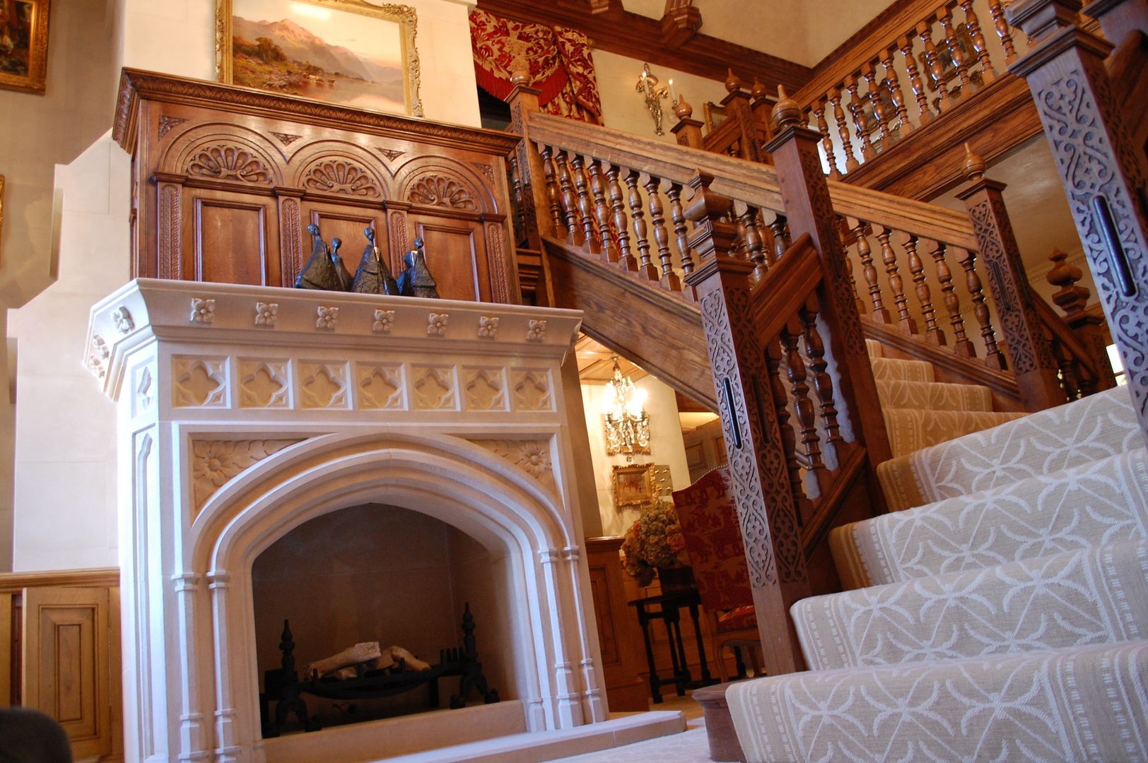 Oak staircase and Stone Fireplace Arttus 經典風格的走廊，走廊和樓梯