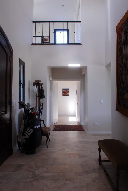 hall en doble Altura. Parrado Arquitectura Pasillos, vestíbulos y escaleras rurales