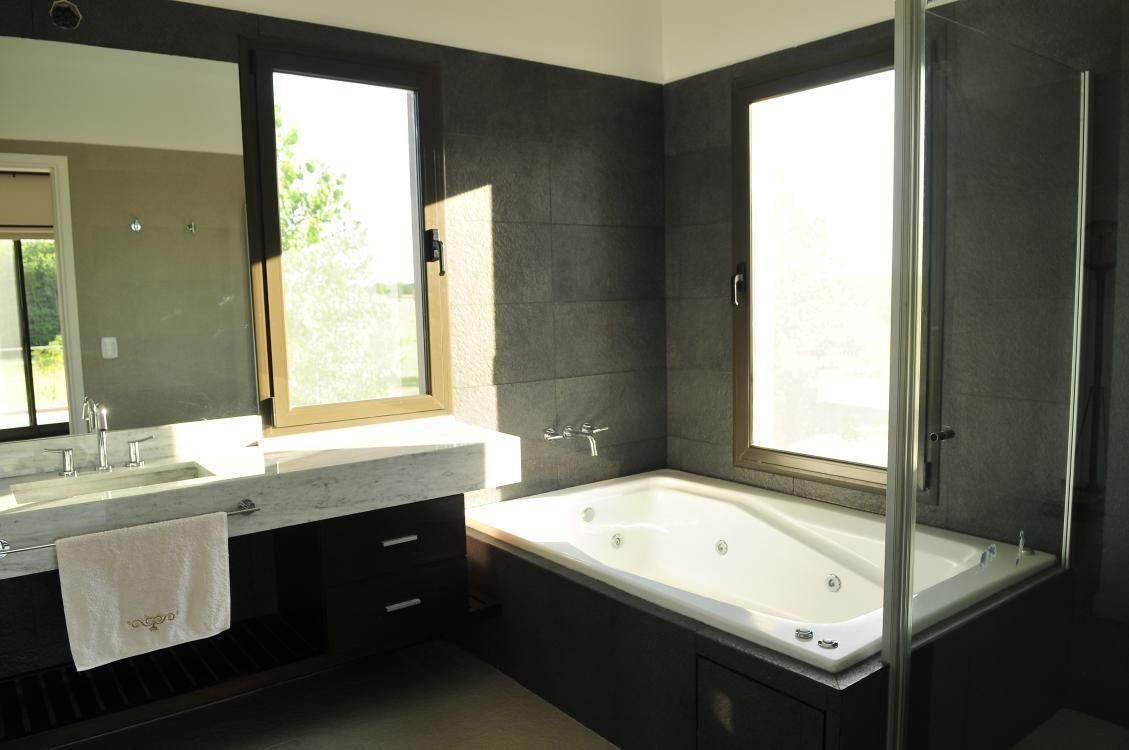 Casa Clásica Moderna sobre el golf , Parrado Arquitectura Parrado Arquitectura Modern bathroom