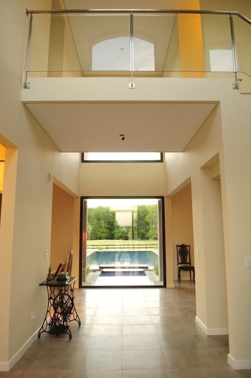Casa Clásica Moderna sobre el golf , Parrado Arquitectura Parrado Arquitectura Modern corridor, hallway & stairs