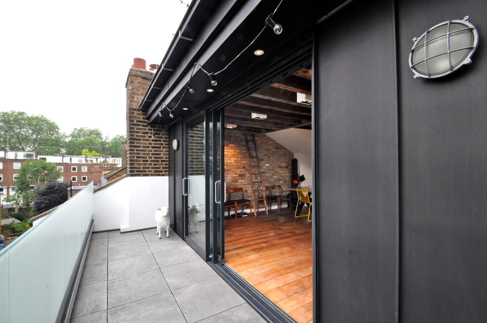 OPPIDANS ROAD, PRIMROSE HILL E2 Architecture + Interiors Balkon, Beranda & Teras Modern