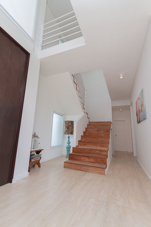 CASA RACIONALISTA, Parrado Arquitectura Parrado Arquitectura Modern corridor, hallway & stairs