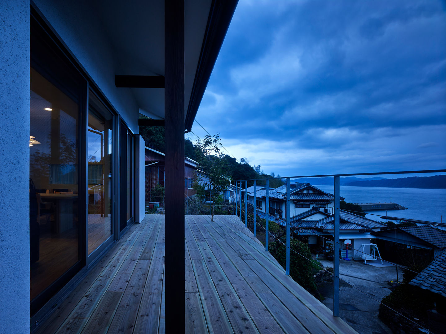 ISHIGAKI NO IE , 鶴巻デザイン室 鶴巻デザイン室 Moderner Balkon, Veranda & Terrasse