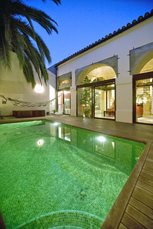 DE BODEGA A VIVIENDA, JEREZ DE LA FRA., pxq arquitectos pxq arquitectos Piscinas ecléticas