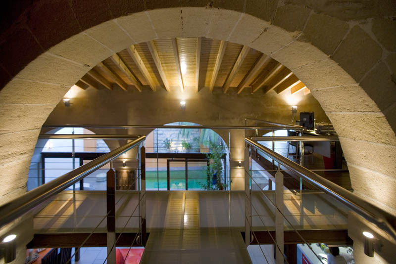 DE BODEGA A VIVIENDA, JEREZ DE LA FRA., pxq arquitectos pxq arquitectos Eclectic style corridor, hallway & stairs