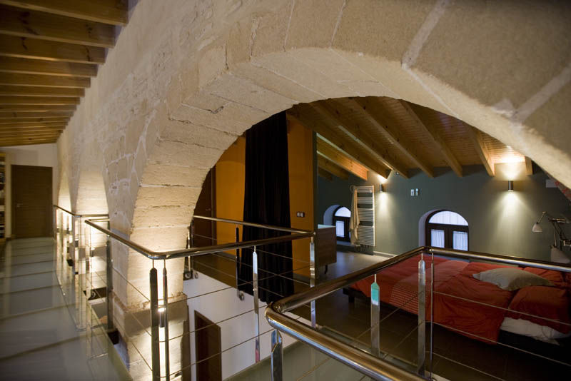 DE BODEGA A VIVIENDA, JEREZ DE LA FRA., pxq arquitectos pxq arquitectos 에클레틱 복도, 현관 & 계단