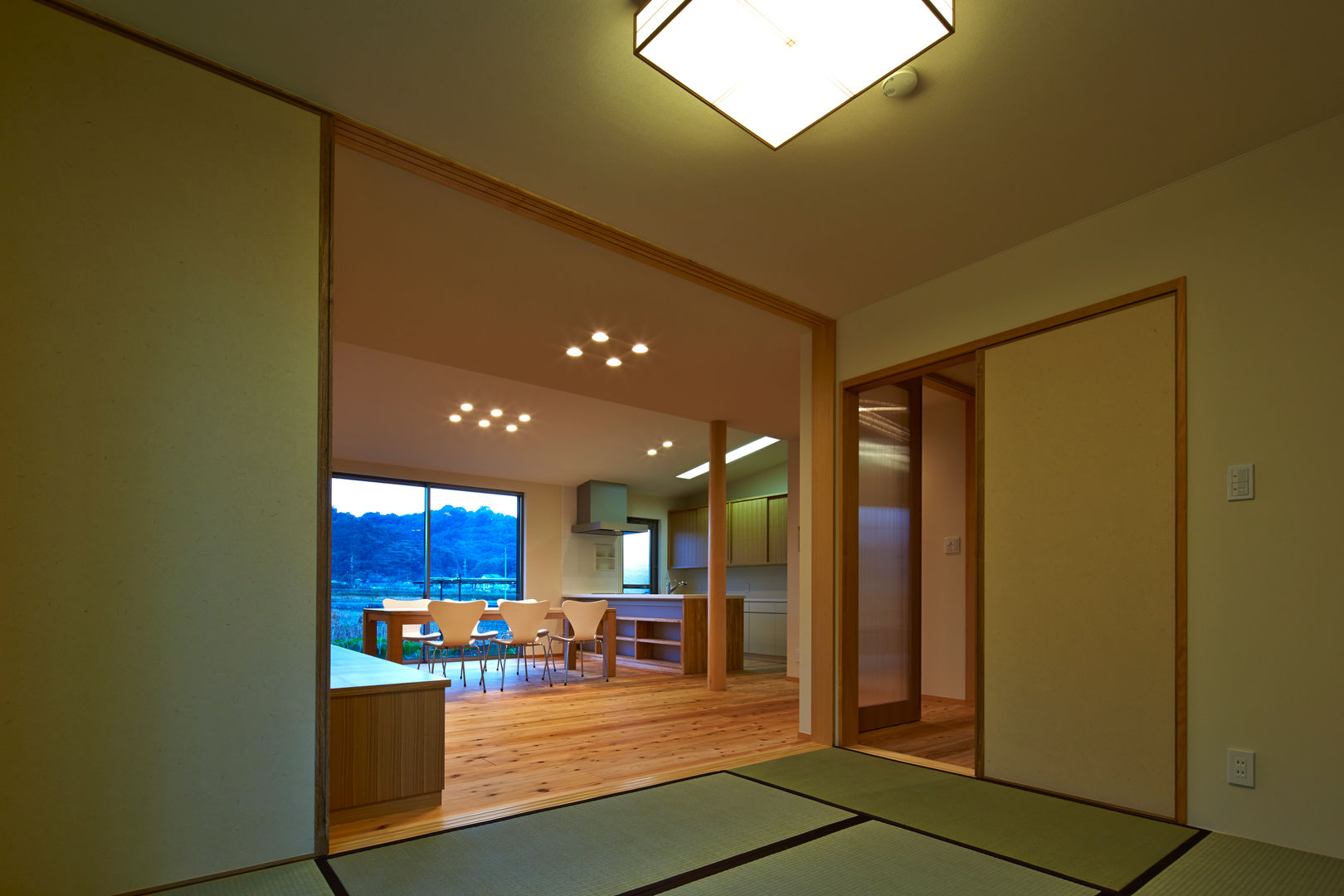 古枝の家, 鶴巻デザイン室 鶴巻デザイン室 Salas de entretenimiento de estilo minimalista