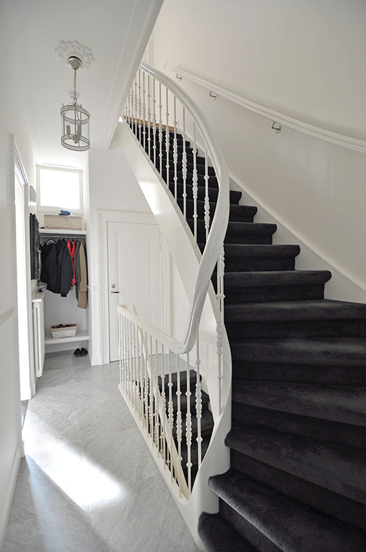 homify Pasillos, vestíbulos y escaleras de estilo clásico