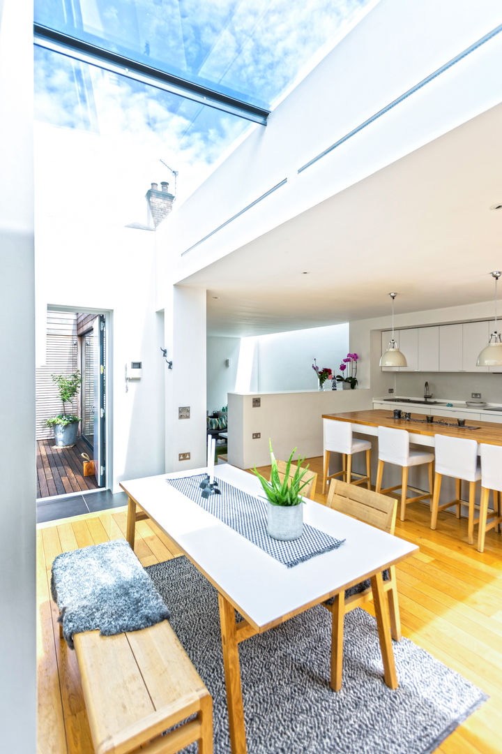 A single-storey Courtyard House: East Dulwich , Designcubed Designcubed Cozinhas modernas