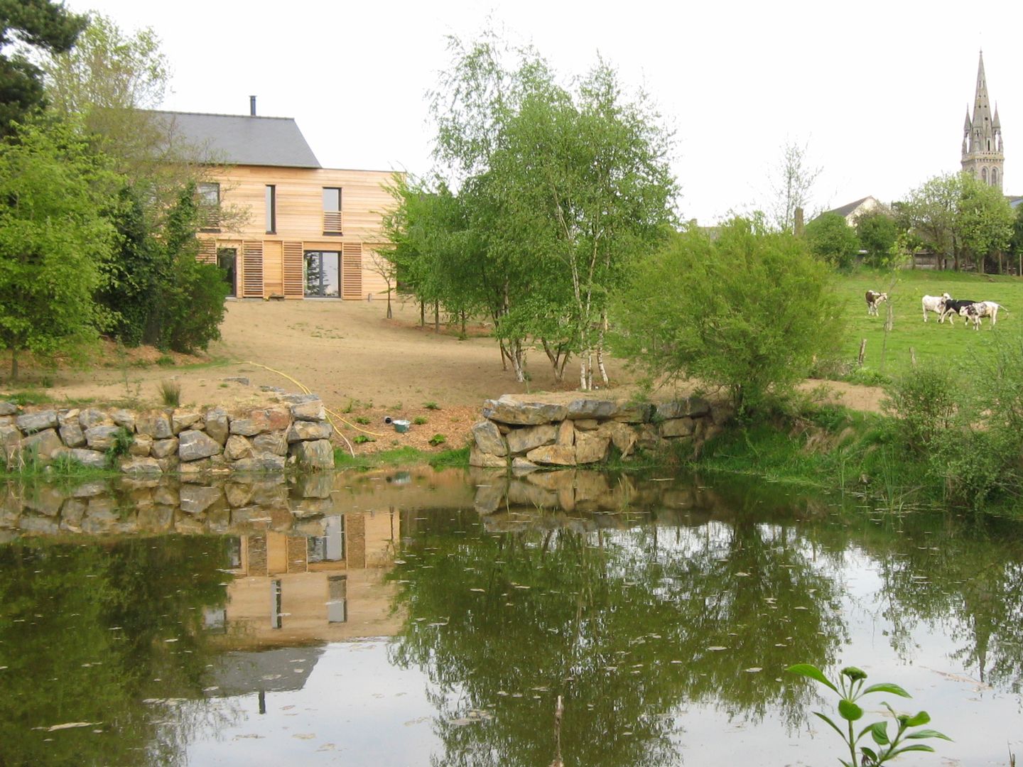 Maison bioclimatique près de l'étang à Mézières sur Couesnon, Catherine DANIEL Architecte Catherine DANIEL Architecte Moderne Häuser