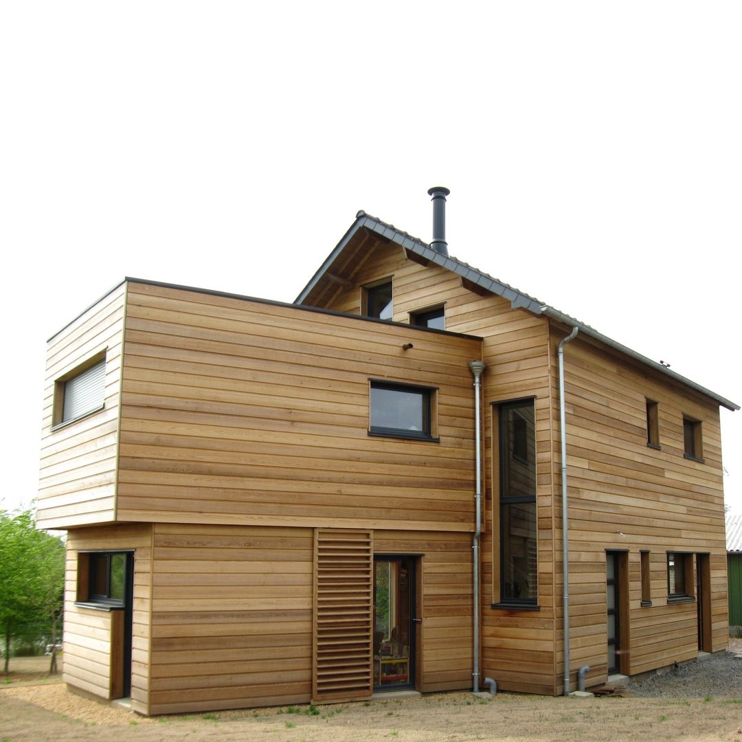 Maison bioclimatique près de l'étang à Mézières sur Couesnon, Catherine DANIEL Architecte Catherine DANIEL Architecte منازل