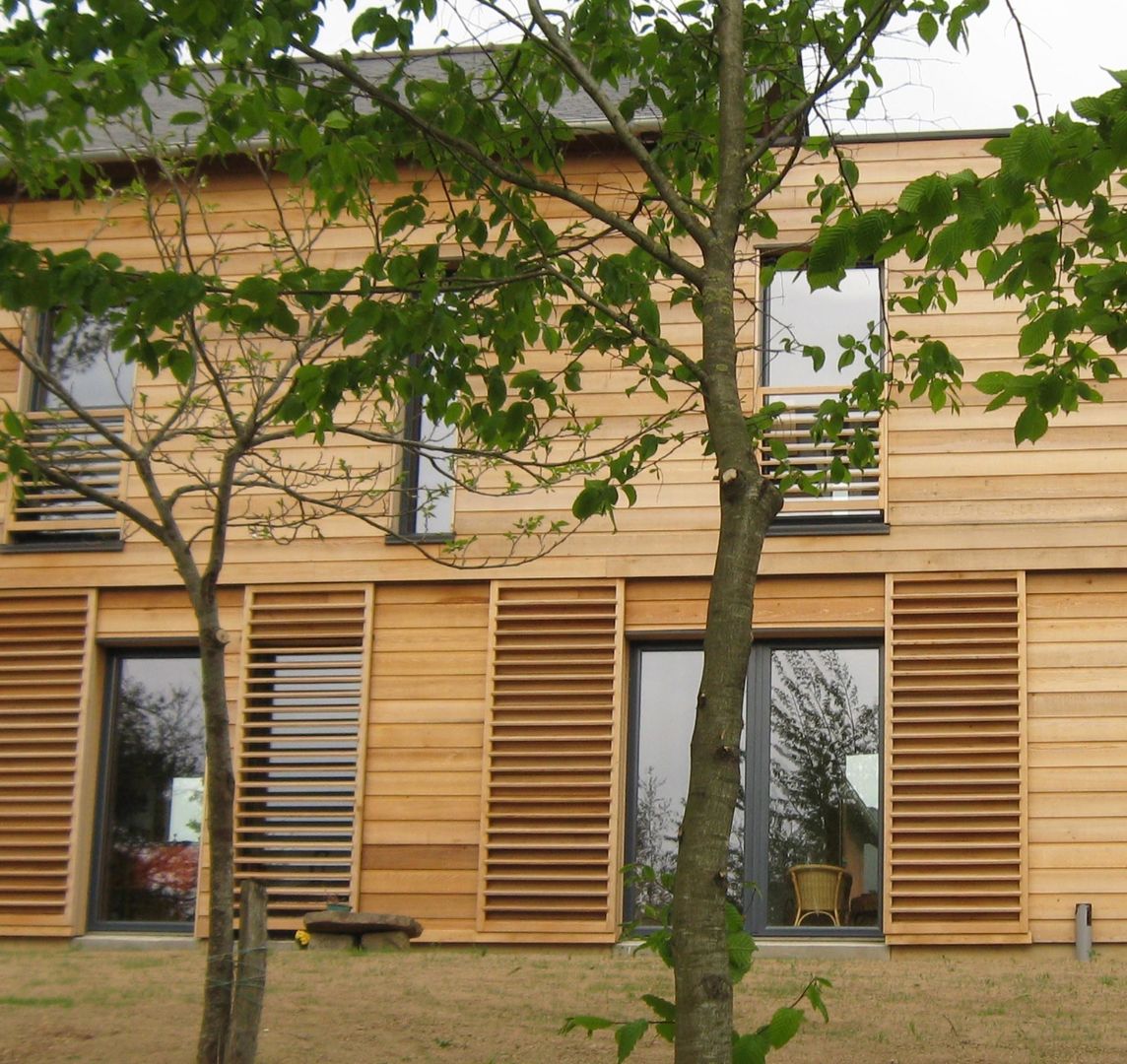 Maison bioclimatique près de l'étang à Mézières sur Couesnon, Catherine DANIEL Architecte Catherine DANIEL Architecte Nowoczesne okna i drzwi