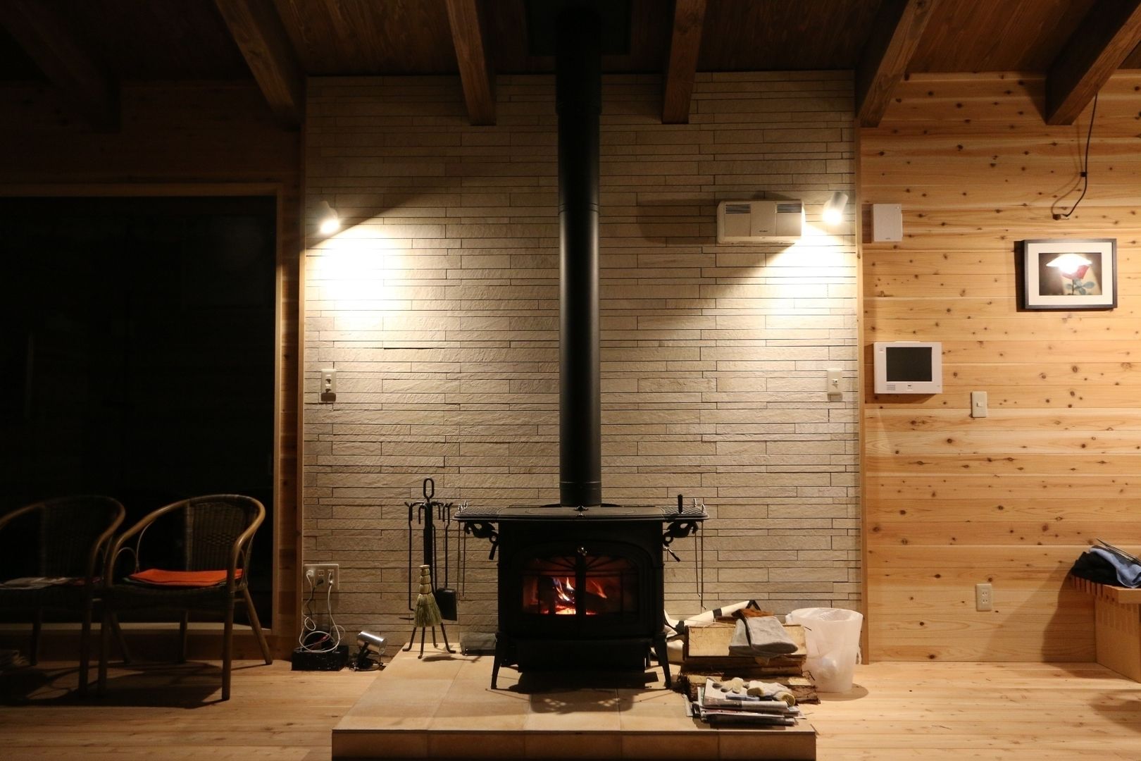 住まいの中心の薪ストーブ 一級建築士事務所 クレアシオン・アーキテクツ 北欧デザインの リビング 暖炉＆アクセサリー
