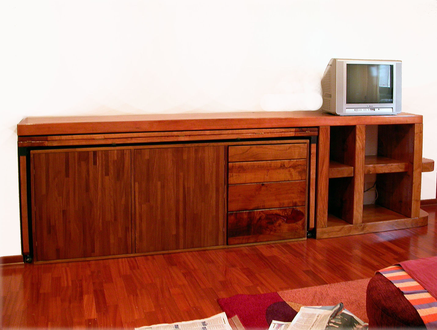 Credenza con tavolo da pranzo a scomparsa Zuhause Claudio Molinari Sala da pranzo eclettica Credenze & Vetrine