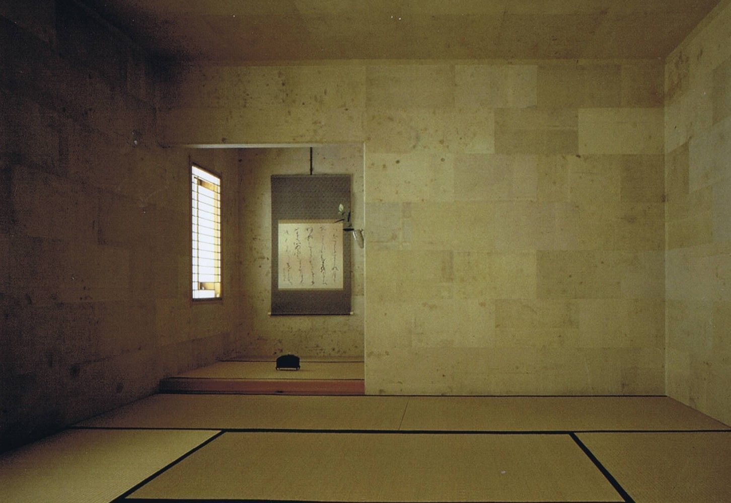 壁と天井に古紙（まゆ袋）張りの茶室8畳 樹・中村昌平建築事務所 その他のスペース その他アート作品