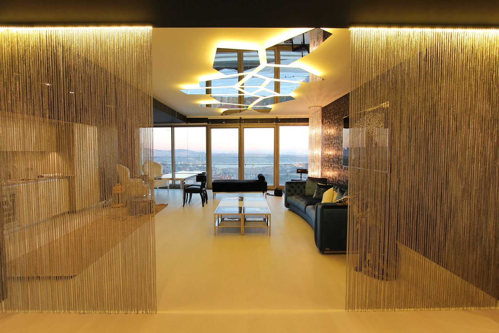 Private residence in İstanbul, Orkun Indere Interiors Orkun Indere Interiors Salas de estilo moderno mirrored ceiling,separator,living room