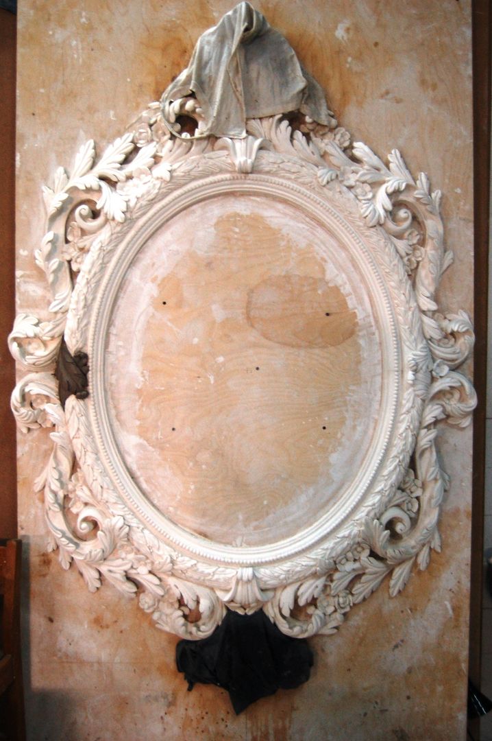 Moldura de gesso_ Plaster Frame, Iva Viana Atelier de Escultura Iva Viana Atelier de Escultura Paredes y pisos de estilo clásico