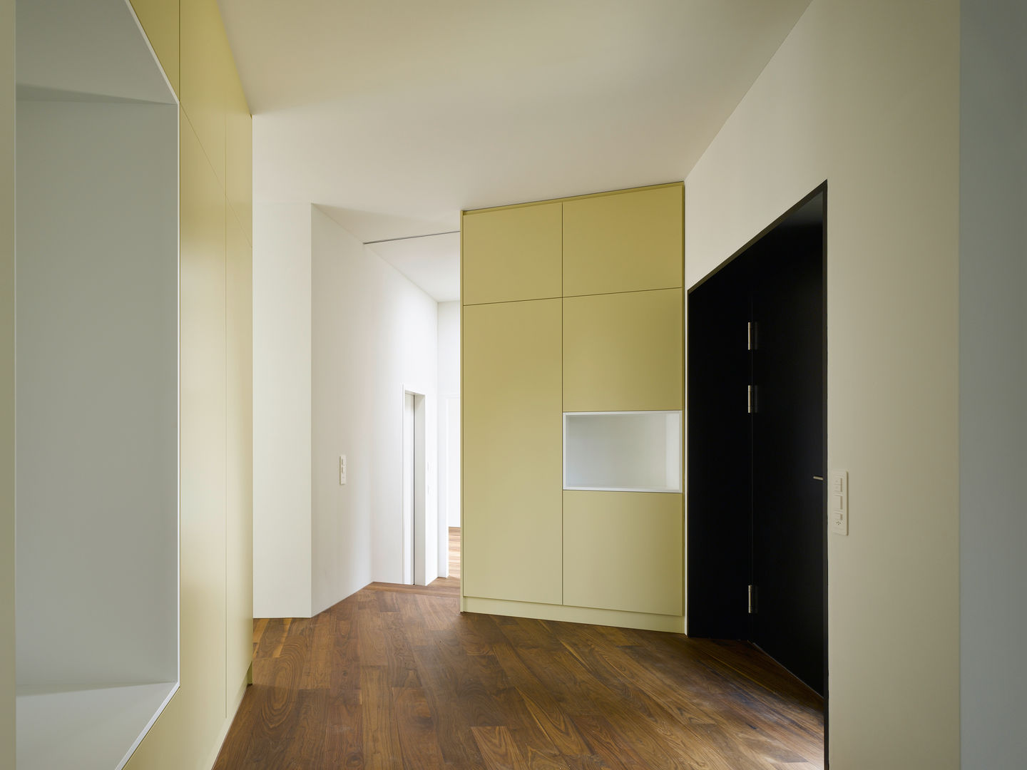 homify Modern Corridor, Hallway and Staircase