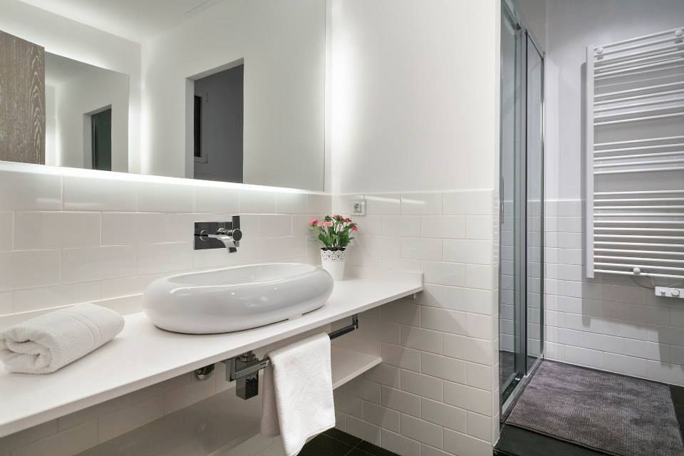 APARTAMENTO EIXAMPLE DE BARCELONA, Time2dsign Time2dsign Modern Bathroom