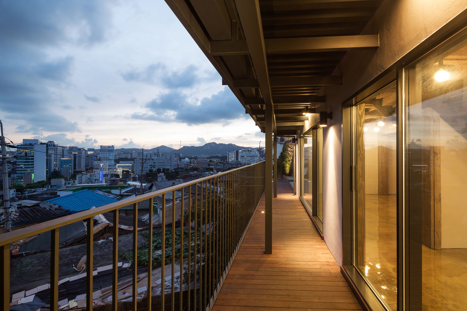 목인헌(木仁軒), HANMEI - LEECHUNGKEE HANMEI - LEECHUNGKEE Balcones y terrazas modernos: Ideas, imágenes y decoración