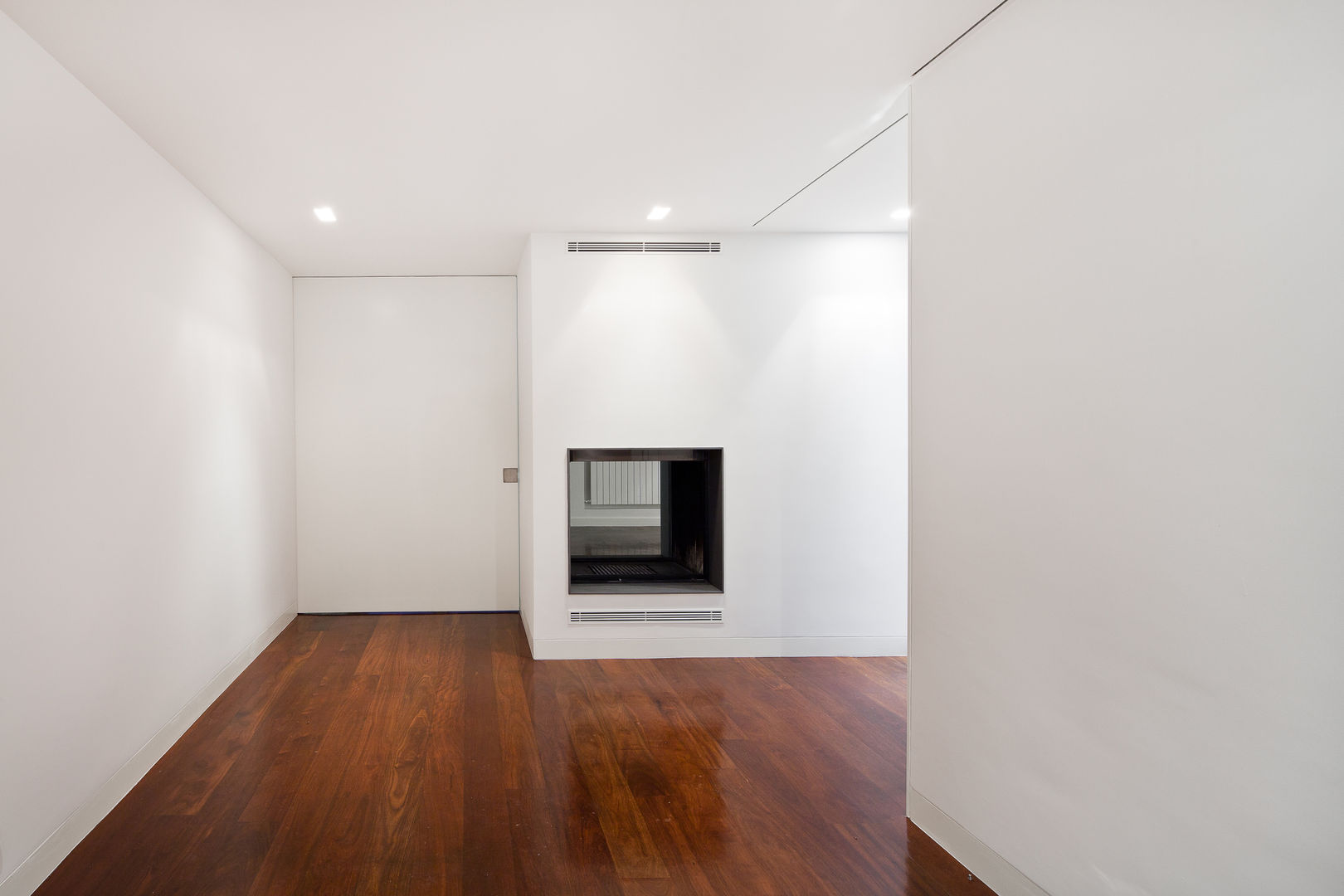 Apartamento Palma, Pedra Silva Architects Pedra Silva Architects Modern corridor, hallway & stairs Wood Wood effect