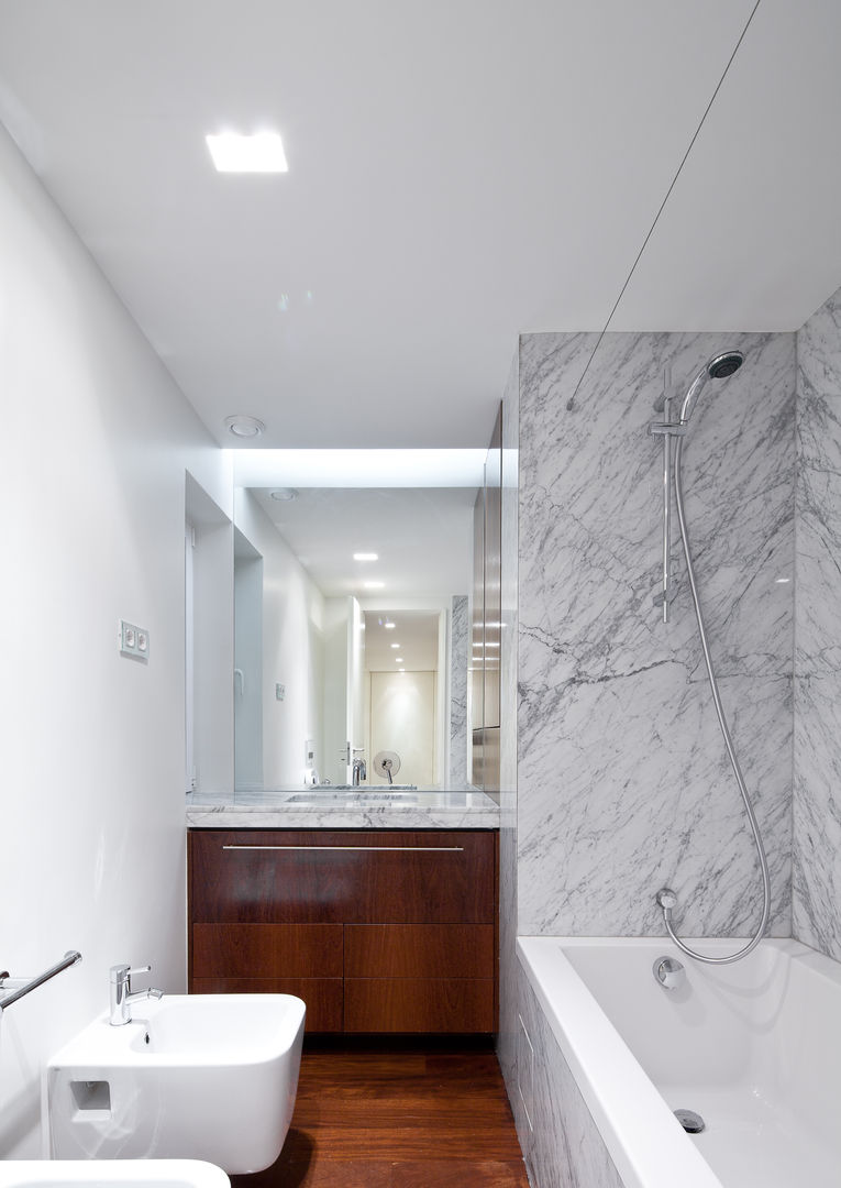 Apartamento Palma, Pedra Silva Architects Pedra Silva Architects Modern style bathrooms Marble