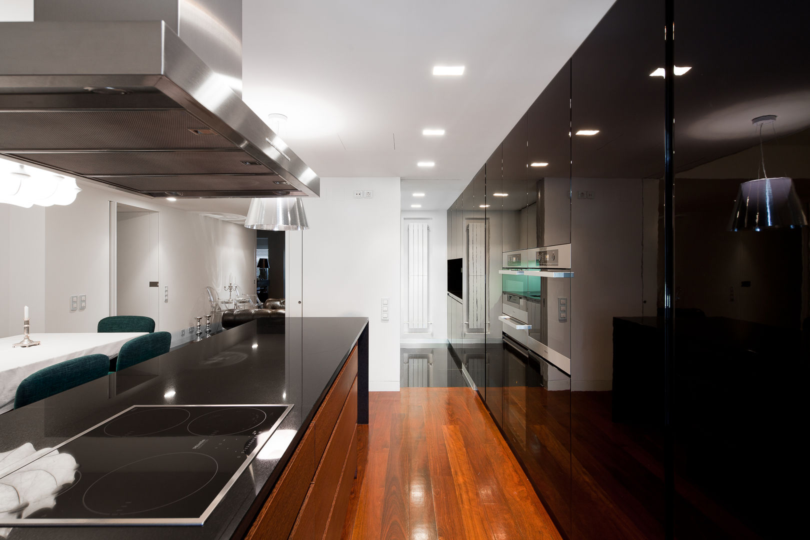 Apartamento Palma, Pedra Silva Architects Pedra Silva Architects Built-in kitchens Wood Wood effect