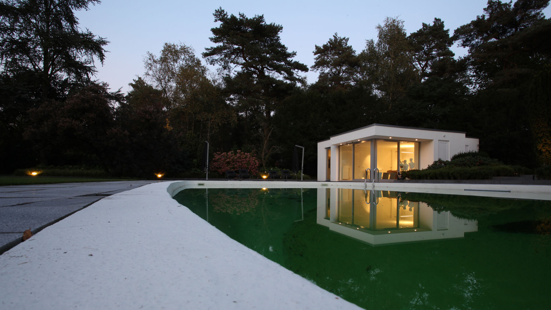 Zwembad met poolhouse Lab32 architecten Minimalistische zwembaden