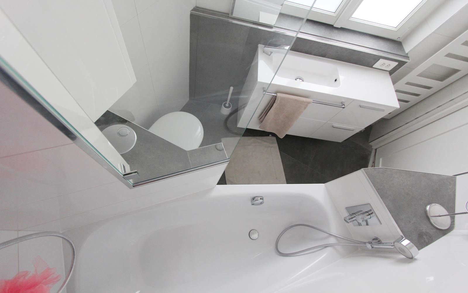 Rénovation d’une salle de bain à Paris 8, les bains et les cuisines d'Alexandre les bains et les cuisines d'Alexandre Ванная комната в стиле модерн