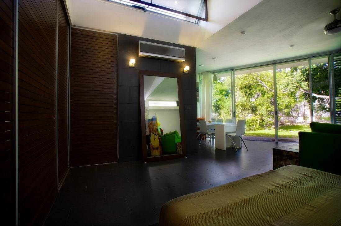 Casa VSP + JUR, sanzpont [arquitectura] sanzpont [arquitectura] モダンスタイルの寝室